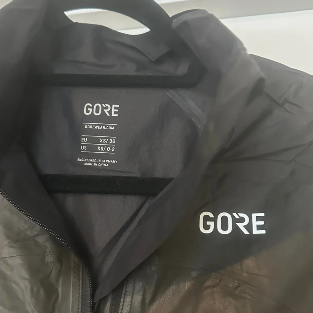 GOREWEAR Black Lightweight Waterproof Jacket - Picture 2 of 3